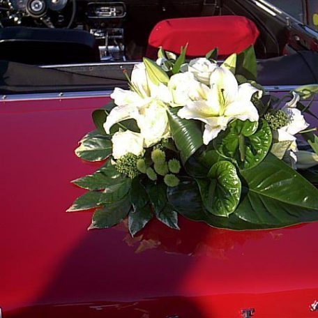 Décoration de voiture pour votre mariage Grand choix de décorations pour voiture de mariée réalisées sur mesure en fonction des couleurs et du thème du mariage Le bouquet de fleurs est solidement attaché sur la voiture avec une ventouse