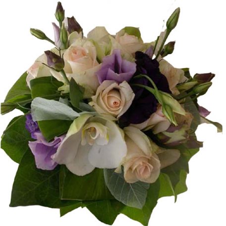 Votre bouquet de mariée, composé de roses, lysianthus et phalaénopsis