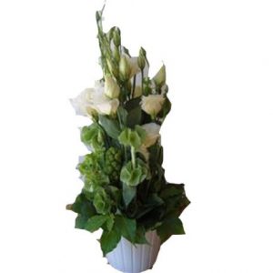 Composition avec lysianthus et feuillage , branchage de saison dans un contenant en céramique blanc
