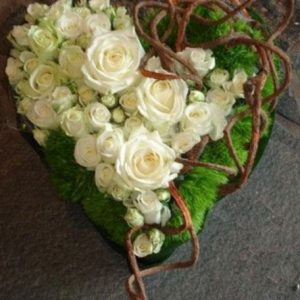 coeur de roses blanches pour présenter les alliances ou en centre de table Avec des roses blanche sou rouges , avec de la mousse naturelle et des branchages ou éléments naturels type , cannelle, pomme de pin , écorce de bois..parfait pour les amoureux de la nature