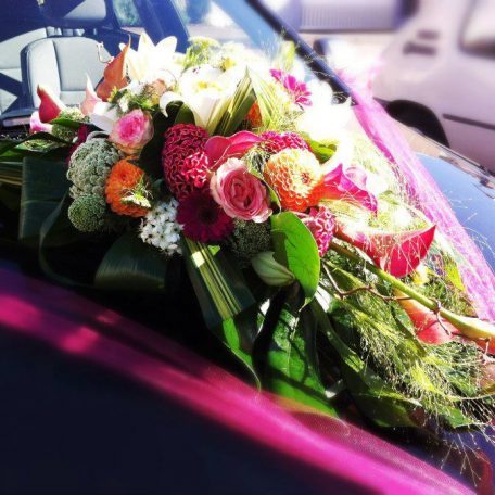 Décoration de voiture pour votre mariage Grand choix de décorations pour voiture de mariée réalisées sur mesure en fonction des couleurs et du thème du mariage Le bouquet de fleurs est solidement attaché sur la voiture avec une ventouse La décoration de voiture peut aussi servir de décoration de table